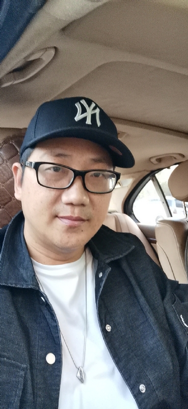 拥抱幸福的第一张照片--惠安婚介网